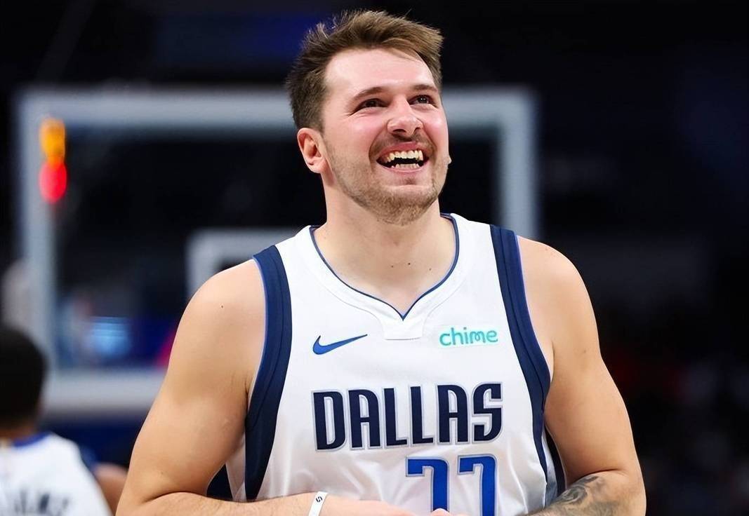 关于莱万多夫斯基连续五场比赛得分超过惊险取胜，独行侠挑战极限！的信息